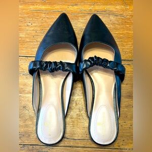 Bandilino Sonny Ruched Faux Leather Sleek Polished Flat size 8.5